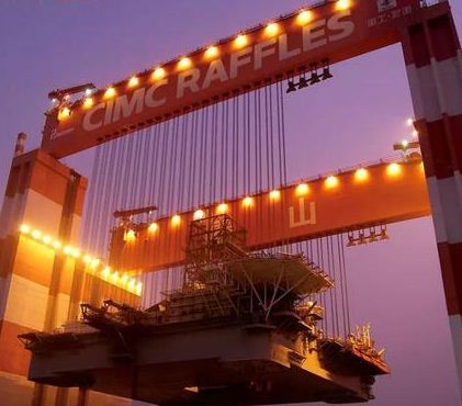 國內比較大的起重設備 在大連成功轉運